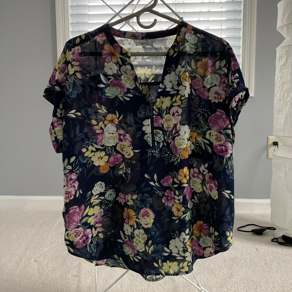 Maurice’s floral top. Size large. Like new. Lightweight.